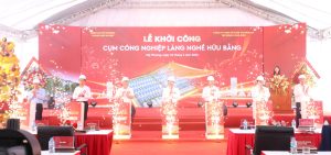 Các đại biểu bấm nút khởi công dự án. Ảnh: Công Phương